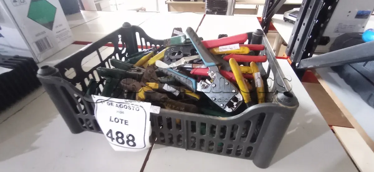 LOTE 488 - 01 CAIXA COM VÁRIOS ALICATES DE MARCAS E MODELOS DIVERSOS. (NO ESTADO) ATENÇÃO! FAZER A VISITAÇÃO ANTES DE ARREMATAR, NÃO SABEMOS SE FUNCIONA, LEILÃO NÃO TEM GARANTIA E NEM DEVOLUÇÃO, SUJEITO A POSSÍVEIS AVARIAS VISÍVEIS/OCULTAS E/OU AUSÊNCIA DE COMPONENTES.