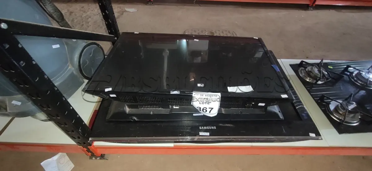 LOTE 367 - 03 TVS DE TAMANHOS E MARCAS DIVERSOS. (NO ESTADO) ATENÇÃO! FAZER A VISITAÇÃO ANTES DE ARREMATAR, NÃO SABEMOS SE FUNCIONA, LEILÃO NÃO TEM GARANTIA E NEM DEVOLUÇÃO, SUJEITO A POSSÍVEIS AVARIAS VISÍVEIS/OCULTAS E/OU AUSÊNCIA DE COMPONENTES.