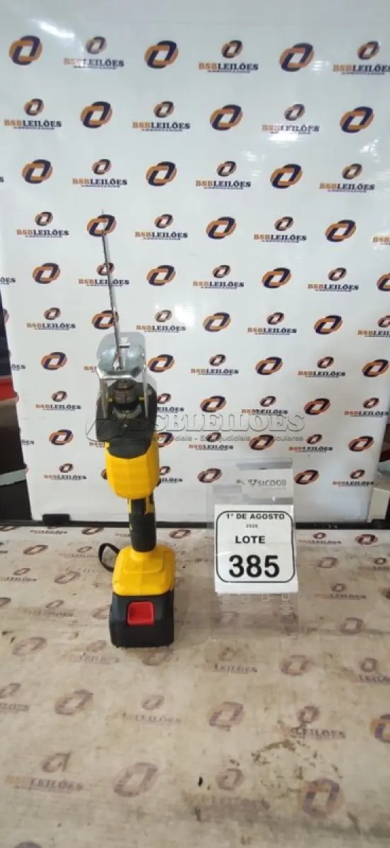 LOTE 385 - 01 SERRA SABRE A BATERIA 48V. (NO ESTADO) ATENÇÃO! FAZER A VISITAÇÃO ANTES DE ARREMATAR, NÃO SABEMOS SE FUNCIONA, LEILÃO NÃO TEM GARANTIA E NEM DEVOLUÇÃO, SUJEITO A POSSÍVEIS AVARIAS VISÍVEIS/OCULTAS E/OU AUSÊNCIA DE COMPONENTES.