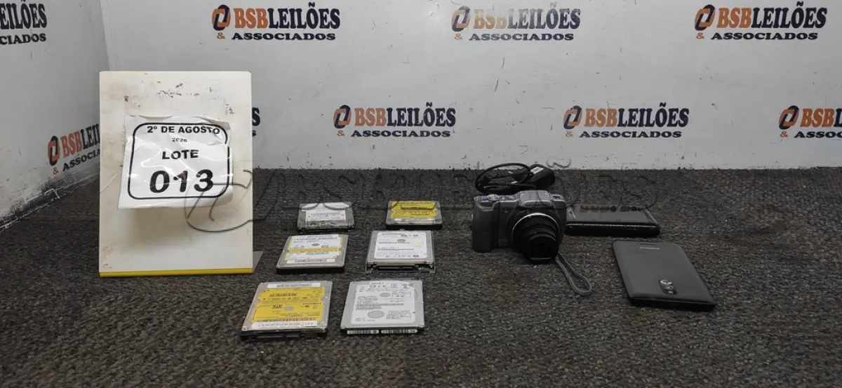LOTE 013 - 01 CÂMERA FOTOGRÁFICA, 01 HD EXTERNO, 01 CELULAR E 06 HDS DE MARCAS E MODELOS DIVERSOS. (NO ESTADO) ATENÇÃO! FAZER A VISITAÇÃO ANTES DE ARREMATAR, NÃO SABEMOS SE FUNCIONA, LEILÃO NÃO TEM GARANTIA E NEM DEVOLUÇÃO, SUJEITO A POSSÍVEIS AVARIAS VISÍVEIS/OCULTAS E/OU AUSÊNCIA DE COMPONENTES.
