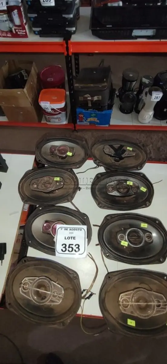 LOTE 353 - 08 ALTO FALANTES. (NO ESTADO) ATENÇÃO! FAZER A VISITAÇÃO ANTES DE ARREMATAR, NÃO SABEMOS SE FUNCIONA, LEILÃO NÃO TEM GARANTIA E NEM DEVOLUÇÃO, SUJEITO A POSSÍVEIS AVARIAS VISÍVEIS/OCULTAS E/OU AUSÊNCIA DE COMPONENTES.