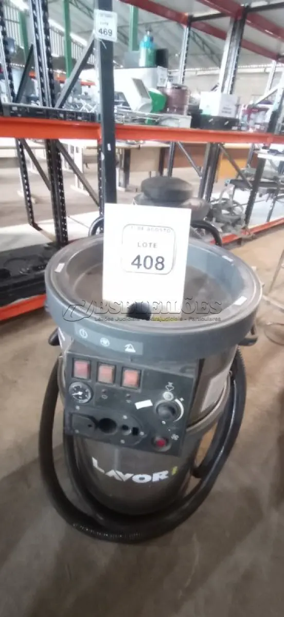 LOTE 408 - 01 MÁQUINA EXTRATORA PROFISSIONAL DE ÁGUA QUENTE E VAPOR MODELO GV ETNA MARCA LAVOR. (NO ESTADO) ATENÇÃO! FAZER A VISITAÇÃO ANTES DE ARREMATAR, NÃO SABEMOS SE FUNCIONA, LEILÃO NÃO TEM GARANTIA E NEM DEVOLUÇÃO, SUJEITO A POSSÍVEIS AVARIAS VISÍVEIS/OCULTAS E/OU AUSÊNCIA DE COMPONENTES.