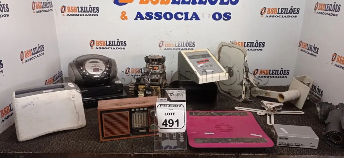 LOTE 491 - 02 DVR, 02 RÁDIOS PORTÁTEIS, 01 MOTOR DE PORTÃO ELÉTRICO, 0 1VGA SPLITER E SUPORTES E ELETRÔNICOS DIVERSOS. (NO ESTADO) ATENÇÃO! FAZER A VISITAÇÃO ANTES DE ARREMATAR, NÃO SABEMOS SE FUNCIONA, LEILÃO NÃO TEM GARANTIA E NEM DEVOLUÇÃO, SUJEITO A POSSÍVEIS AVARIAS VISÍVEIS/OCULTAS E/OU AUSÊNCIA DE COMPONENTES.