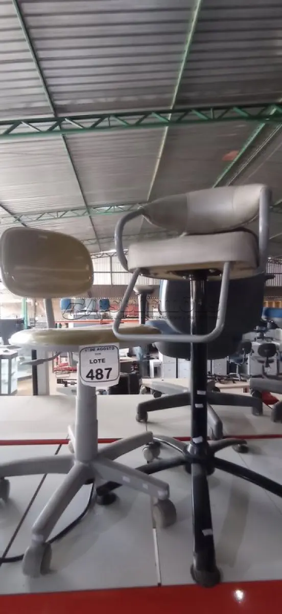 LOTE 487 - 01 CADEIRA INFANTIL PARA BARBEIROS E 01 CADEIRA DE ESCRITÓRIO. (NO ESTADO) ATENÇÃO! FAZER A VISITAÇÃO ANTES DE ARREMATAR, NÃO SABEMOS SE FUNCIONA, LEILÃO NÃO TEM GARANTIA E NEM DEVOLUÇÃO, SUJEITO A POSSÍVEIS AVARIAS VISÍVEIS/OCULTAS E/OU AUSÊNCIA DE COMPONENTES.