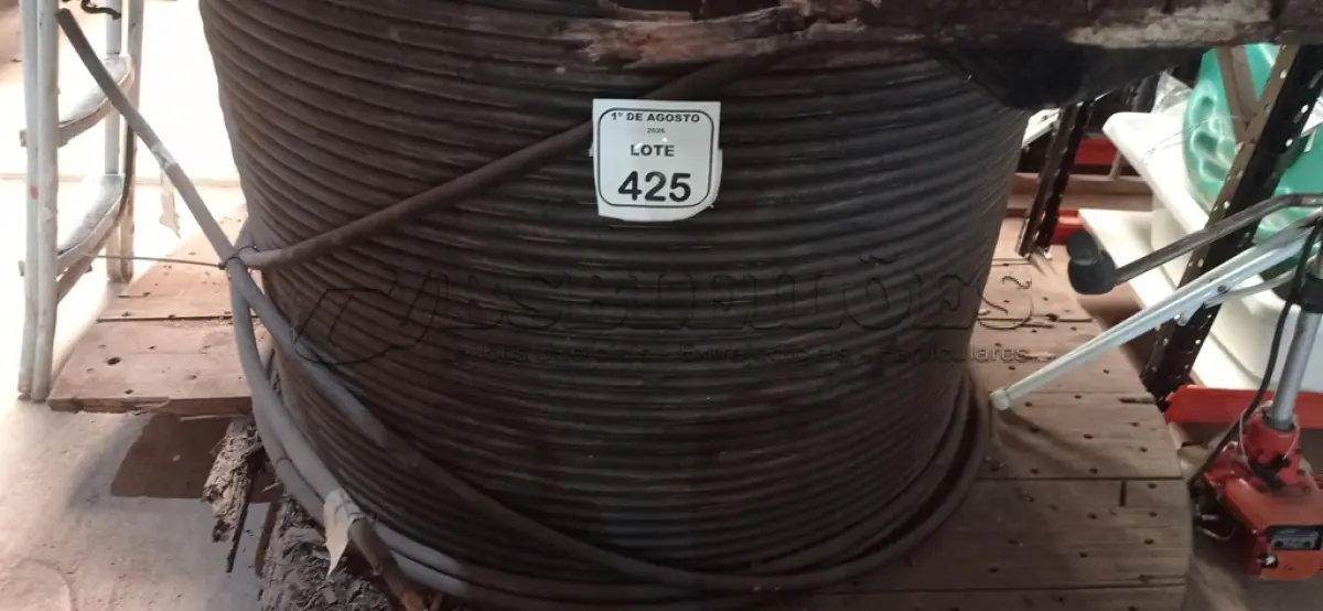 LOTE 425 - 01 CARRETEL COM APROXIMADAMENTE 617M DE FIO 0,35MM PRETO DE ALUMÍNIO15KV BLINDADO PRETO. (NO ESTADO) ATENÇÃO! FAZER A VISITAÇÃO ANTES DE ARREMATAR, NÃO SABEMOS SE FUNCIONA, LEILÃO NÃO TEM GARANTIA E NEM DEVOLUÇÃO, SUJEITO A POSSÍVEIS AVARIAS VISÍVEIS/OCULTAS E/OU AUSÊNCIA DE COMPONENTES.