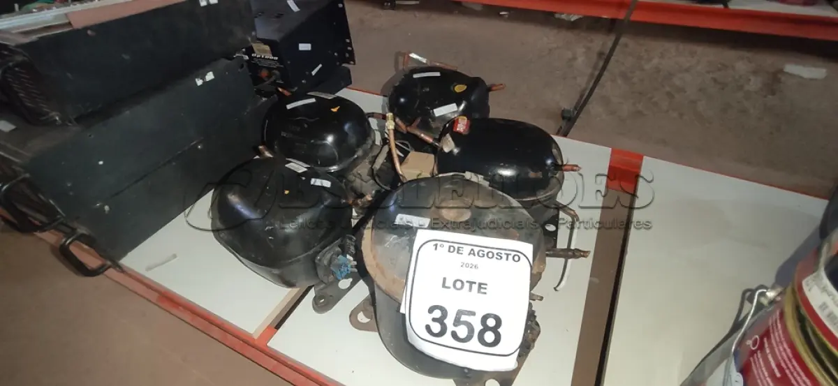 LOTE 358 - 05 MOTORES DE GELADEIRA DE MARCAS E MODELOS DIVERSOS. (NO ESTADO) ATENÇÃO! FAZER A VISITAÇÃO ANTES DE ARREMATAR, NÃO SABEMOS SE FUNCIONA, LEILÃO NÃO TEM GARANTIA E NEM DEVOLUÇÃO, SUJEITO A POSSÍVEIS AVARIAS VISÍVEIS/OCULTAS E/OU AUSÊNCIA DE COMPONENTES.