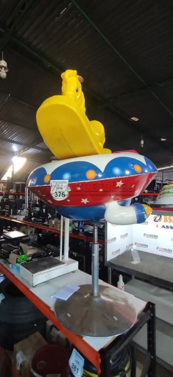 LOTE 375 - 01 BANQUETA INFANTIL PARA BARBEIROS. (NO ESTADO) ATENÇÃO! FAZER A VISITAÇÃO ANTES DE ARREMATAR, NÃO SABEMOS SE FUNCIONA, LEILÃO NÃO TEM GARANTIA E NEM DEVOLUÇÃO, SUJEITO A POSSÍVEIS AVARIAS VISÍVEIS/OCULTAS E/OU AUSÊNCIA DE COMPONENTES.