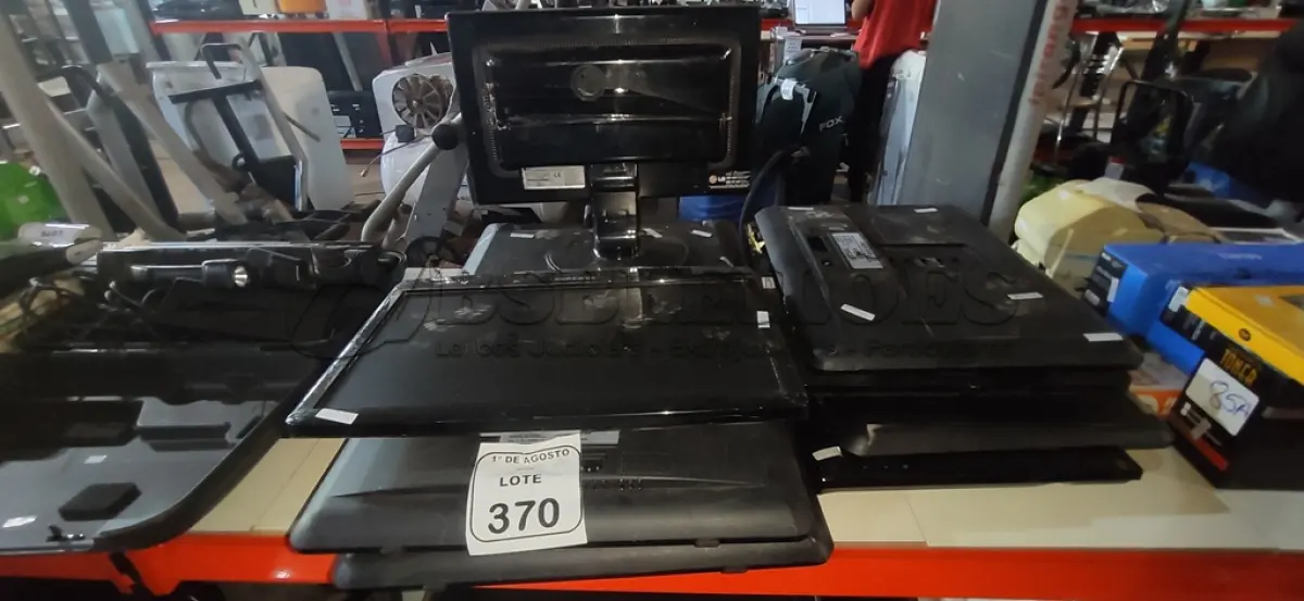 LOTE 370 - 10 MONITORES DE MARCAS E MODELOS DIVERSAS. (NO ESTADO) ATENÇÃO! FAZER A VISITAÇÃO ANTES DE ARREMATAR, NÃO SABEMOS SE FUNCIONA, LEILÃO NÃO TEM GARANTIA E NEM DEVOLUÇÃO, SUJEITO A POSSÍVEIS AVARIAS VISÍVEIS/OCULTAS E/OU AUSÊNCIA DE COMPONENTES.