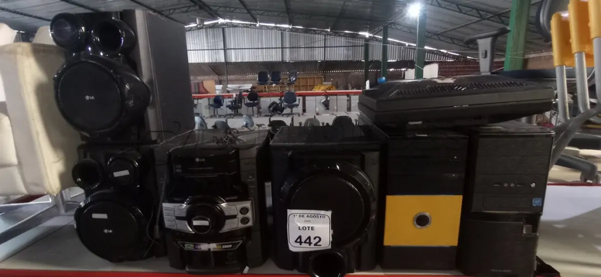 LOTE 442 - 01 APARELHO DE SOM COM 03 CAIXAS MARCA LG, 02 CPUS E 02 MONITORES DE MARCAS E MODELOS DIVERSOS. (NO ESTADO) ATENÇÃO! FAZER A VISITAÇÃO ANTES DE ARREMATAR, NÃO SABEMOS SE FUNCIONA, LEILÃO NÃO TEM GARANTIA E NEM DEVOLUÇÃO, SUJEITO A POSSÍVEIS AVARIAS VISÍVEIS/OCULTAS E/OU AUSÊNCIA DE COMPONENTES.