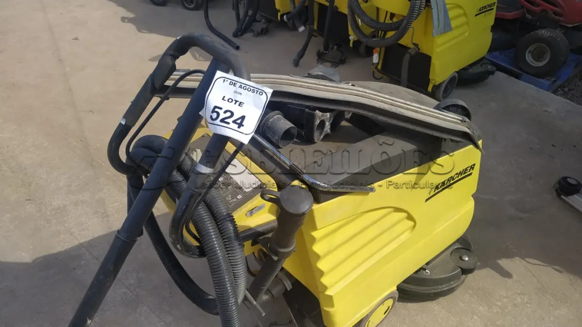LOTE 524 - 01 MÁQUINA DE LAVAR PISO INDUSTRIAL MARCA KARCHER. (NO ESTADO) ATENÇÃO! FAZER A VISITAÇÃO ANTES DE ARREMATAR, NÃO SABEMOS SE FUNCIONA, LEILÃO NÃO TEM GARANTIA E NEM DEVOLUÇÃO, SUJEITO A POSSÍVEIS AVARIAS VISÍVEIS/OCULTAS E/OU AUSÊNCIA DE COMPONENTES.