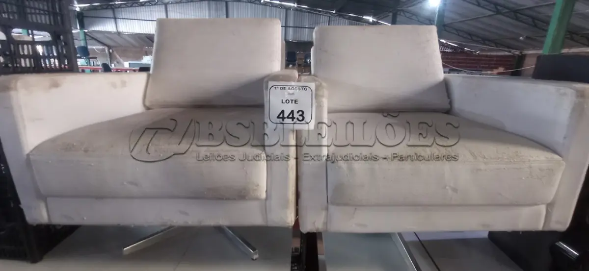 LOTE 443 - 02 POLTRONAS COM BASES GIRATÓRIAS NA COR BRANCA. (NO ESTADO) ATENÇÃO! FAZER A VISITAÇÃO ANTES DE ARREMATAR, NÃO SABEMOS SE FUNCIONA, LEILÃO NÃO TEM GARANTIA E NEM DEVOLUÇÃO, SUJEITO A POSSÍVEIS AVARIAS VISÍVEIS/OCULTAS E/OU AUSÊNCIA DE COMPONENTES.