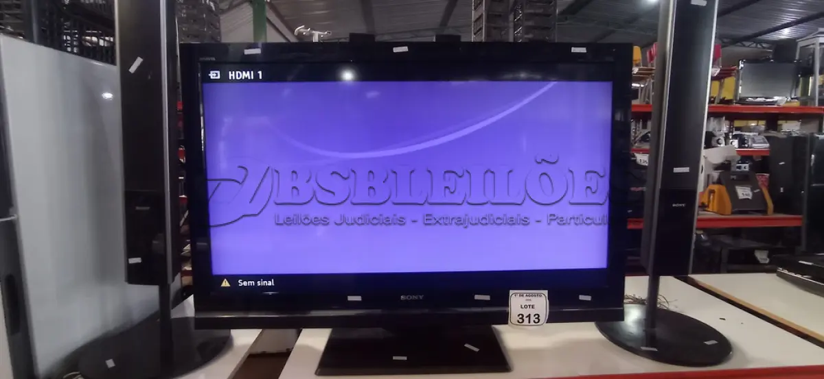 LOTE 313 - 01 TV 46’’ E 02 CAIXAS DE SOM TIPO TORRE MARCA SONY. (NO ESTADO) ATENÇÃO! FAZER A VISITAÇÃO ANTES DE ARREMATAR, NÃO SABEMOS SE FUNCIONA, LEILÃO NÃO TEM GARANTIA E NEM DEVOLUÇÃO, SUJEITO A POSSÍVEIS AVARIAS VISÍVEIS/OCULTAS E/OU AUSÊNCIA DE COMPONENTES.