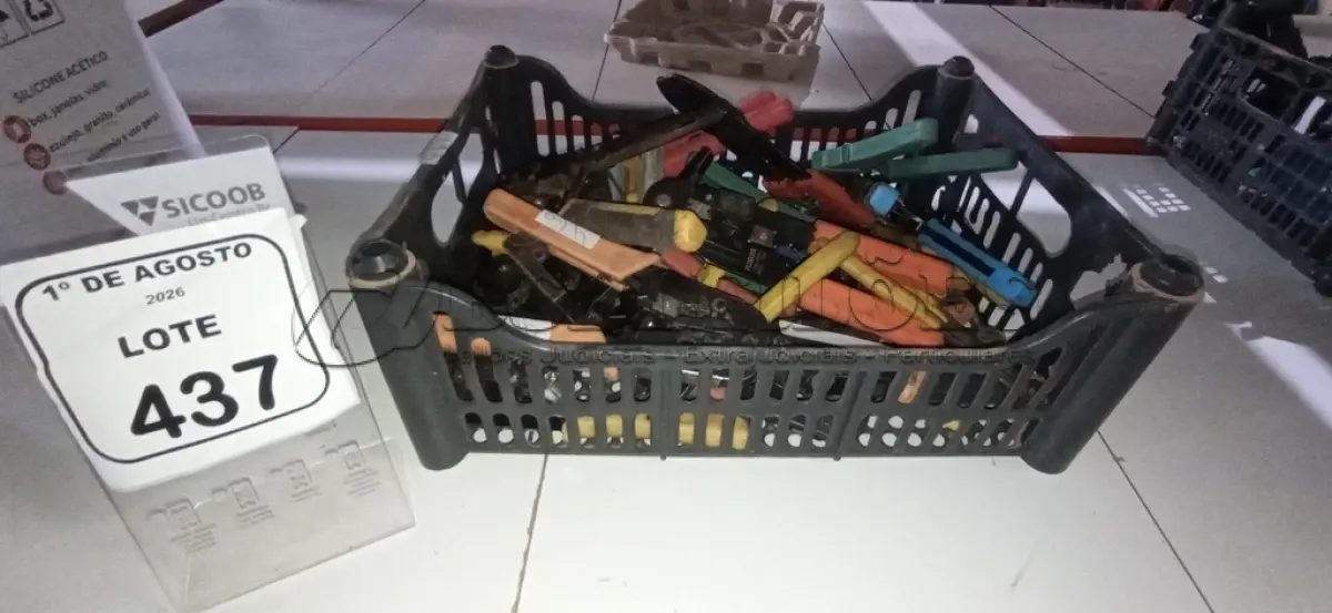 LOTE 437 - 01 CAIXA COM VÁRIOS ALICATES DE MARCAS E MODELOS DIVERSOS. (NO ESTADO) ATENÇÃO! FAZER A VISITAÇÃO ANTES DE ARREMATAR, NÃO SABEMOS SE FUNCIONA, LEILÃO NÃO TEM GARANTIA E NEM DEVOLUÇÃO, SUJEITO A POSSÍVEIS AVARIAS VISÍVEIS/OCULTAS E/OU AUSÊNCIA DE COMPONENTES.