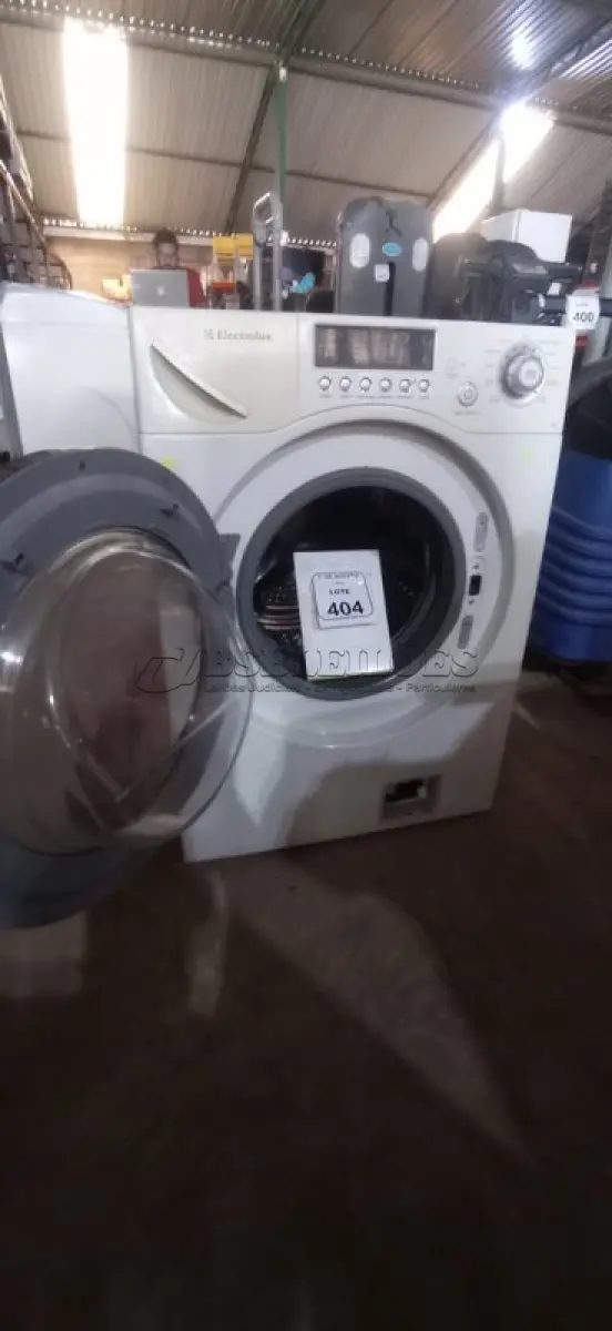 LOTE 404 - 01 LAVA E SECA 9KG 220V MARCA BRASTEMP. (NO ESTADO) ATENÇÃO! FAZER A VISITAÇÃO ANTES DE ARREMATAR, NÃO SABEMOS SE FUNCIONA, LEILÃO NÃO TEM GARANTIA E NEM DEVOLUÇÃO, SUJEITO A POSSÍVEIS AVARIAS VISÍVEIS/OCULTAS E/OU AUSÊNCIA DE COMPONENTES.