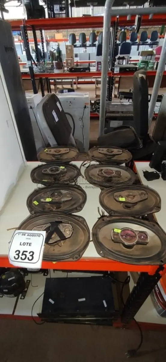 LOTE 353 - 08 ALTO FALANTES. (NO ESTADO) ATENÇÃO! FAZER A VISITAÇÃO ANTES DE ARREMATAR, NÃO SABEMOS SE FUNCIONA, LEILÃO NÃO TEM GARANTIA E NEM DEVOLUÇÃO, SUJEITO A POSSÍVEIS AVARIAS VISÍVEIS/OCULTAS E/OU AUSÊNCIA DE COMPONENTES.