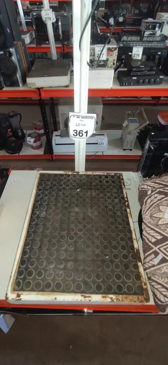 LOTE 361 - 01 BALANÇA ANTROPOMÉTRICA. (NO ESTADO) ATENÇÃO! FAZER A VISITAÇÃO ANTES DE ARREMATAR, NÃO SABEMOS SE FUNCIONA, LEILÃO NÃO TEM GARANTIA E NEM DEVOLUÇÃO, SUJEITO A POSSÍVEIS AVARIAS VISÍVEIS/OCULTAS E/OU AUSÊNCIA DE COMPONENTES.