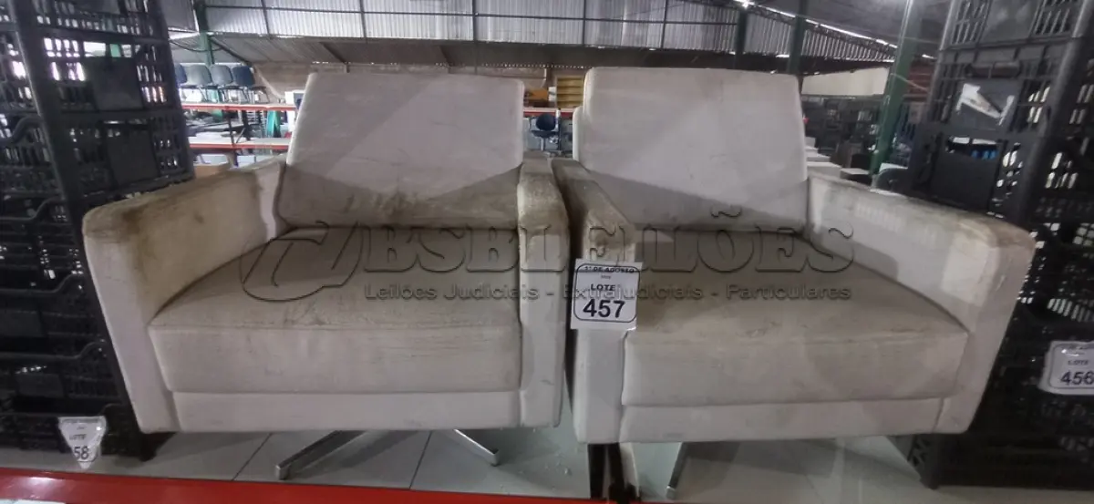 LOTE 457 - 02 POLTRONAS COM BASES GIRATÓRIAS NA COR BRANCA. (NO ESTADO) ATENÇÃO! FAZER A VISITAÇÃO ANTES DE ARREMATAR, NÃO SABEMOS SE FUNCIONA, LEILÃO NÃO TEM GARANTIA E NEM DEVOLUÇÃO, SUJEITO A POSSÍVEIS AVARIAS VISÍVEIS/OCULTAS E/OU AUSÊNCIA DE COMPONENTES.
