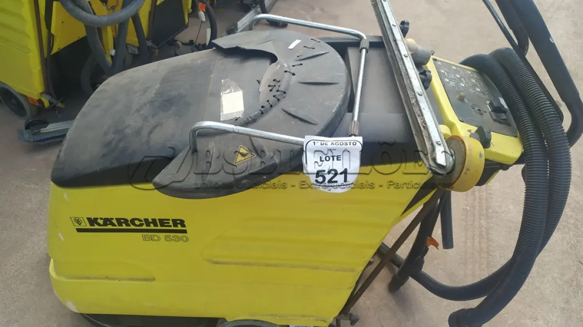 LOTE 521 - 01 MÁQUINA DE LAVAR PISO INDUSTRIAL MODELO BD 530 MARCA KARCHER. (NO ESTADO) ATENÇÃO! FAZER A VISITAÇÃO ANTES DE ARREMATAR, NÃO SABEMOS SE FUNCIONA, LEILÃO NÃO TEM GARANTIA E NEM DEVOLUÇÃO, SUJEITO A POSSÍVEIS AVARIAS VISÍVEIS/OCULTAS E/OU AUSÊNCIA DE COMPONENTES.