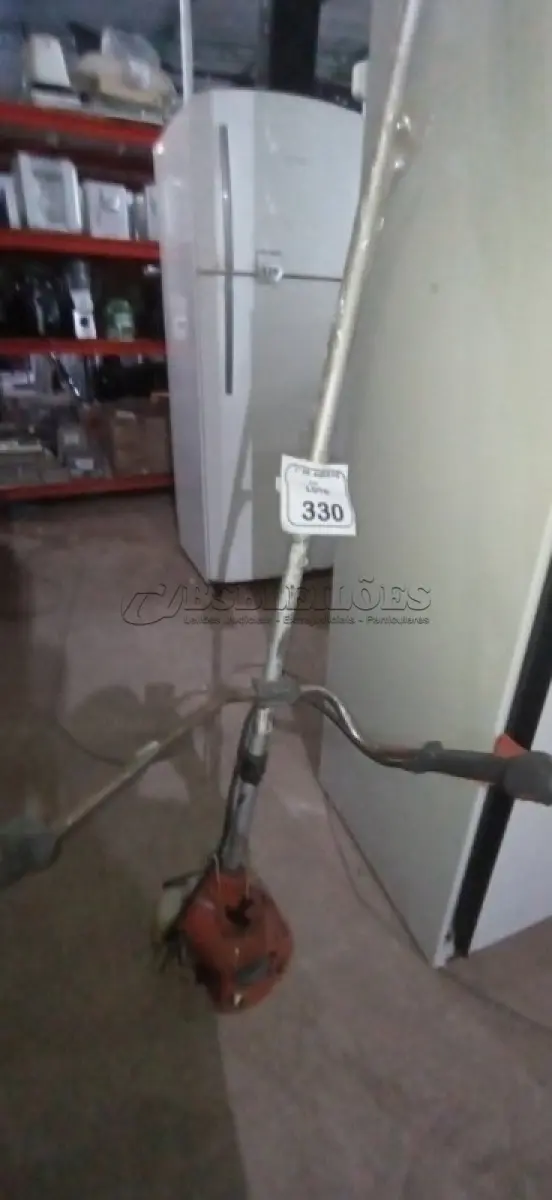 LOTE 330 - 01 ROÇADEIRA MODELO 143R-II MARCA HUSQVARNA INCOMPLETA. (NO ESTADO) ATENÇÃO! FAZER A VISITAÇÃO ANTES DE ARREMATAR, NÃO SABEMOS SE FUNCIONA, LEILÃO NÃO TEM GARANTIA E NEM DEVOLUÇÃO, SUJEITO A POSSÍVEIS AVARIAS VISÍVEIS/OCULTAS E/OU AUSÊNCIA DE COMPONENTES.