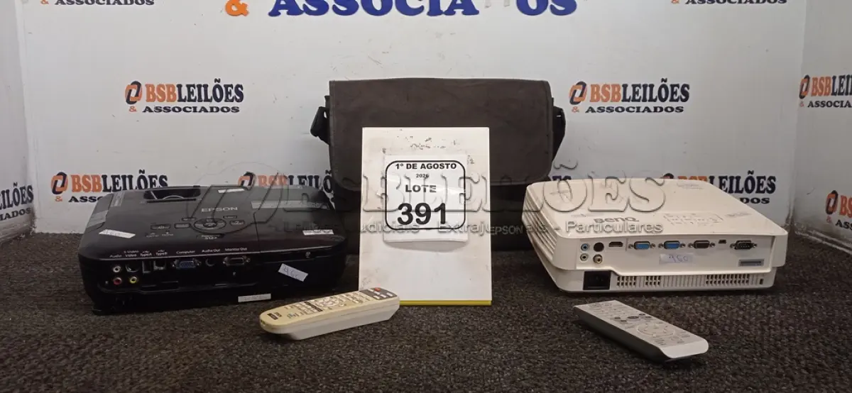 LOTE 391 - 02 PROJETORES MARCAS BENQ E EPSON. (NO ESTADO) ATENÇÃO! FAZER A VISITAÇÃO ANTES DE ARREMATAR, NÃO SABEMOS SE FUNCIONA, LEILÃO NÃO TEM GARANTIA E NEM DEVOLUÇÃO, SUJEITO A POSSÍVEIS AVARIAS VISÍVEIS/OCULTAS E/OU AUSÊNCIA DE COMPONENTES.