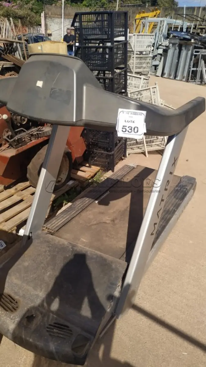 LOTE 530 - 01 ESTEIRA ERGOMÉTRICA. (NO ESTADO) ATENÇÃO! FAZER A VISITAÇÃO ANTES DE ARREMATAR, NÃO SABEMOS SE FUNCIONA, LEILÃO NÃO TEM GARANTIA E NEM DEVOLUÇÃO, SUJEITO A POSSÍVEIS AVARIAS VISÍVEIS/OCULTAS E/OU AUSÊNCIA DE COMPONENTES.