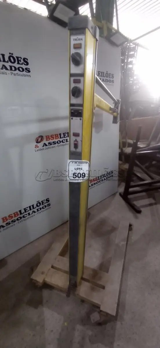 LOTE 509 - 01 BRAÇO DE ILUMINAÇÃO MÓVEL INDUSTRIAL COM TOMADAS. (NO ESTADO) ATENÇÃO! FAZER A VISITAÇÃO ANTES DE ARREMATAR, NÃO SABEMOS SE FUNCIONA, LEILÃO NÃO TEM GARANTIA E NEM DEVOLUÇÃO, SUJEITO A POSSÍVEIS AVARIAS VISÍVEIS/OCULTAS E/OU AUSÊNCIA DE COMPONENTES.