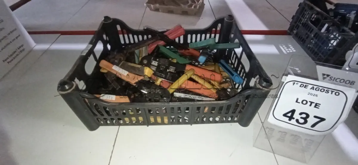 LOTE 437 - 01 CAIXA COM VÁRIOS ALICATES DE MARCAS E MODELOS DIVERSOS. (NO ESTADO) ATENÇÃO! FAZER A VISITAÇÃO ANTES DE ARREMATAR, NÃO SABEMOS SE FUNCIONA, LEILÃO NÃO TEM GARANTIA E NEM DEVOLUÇÃO, SUJEITO A POSSÍVEIS AVARIAS VISÍVEIS/OCULTAS E/OU AUSÊNCIA DE COMPONENTES.