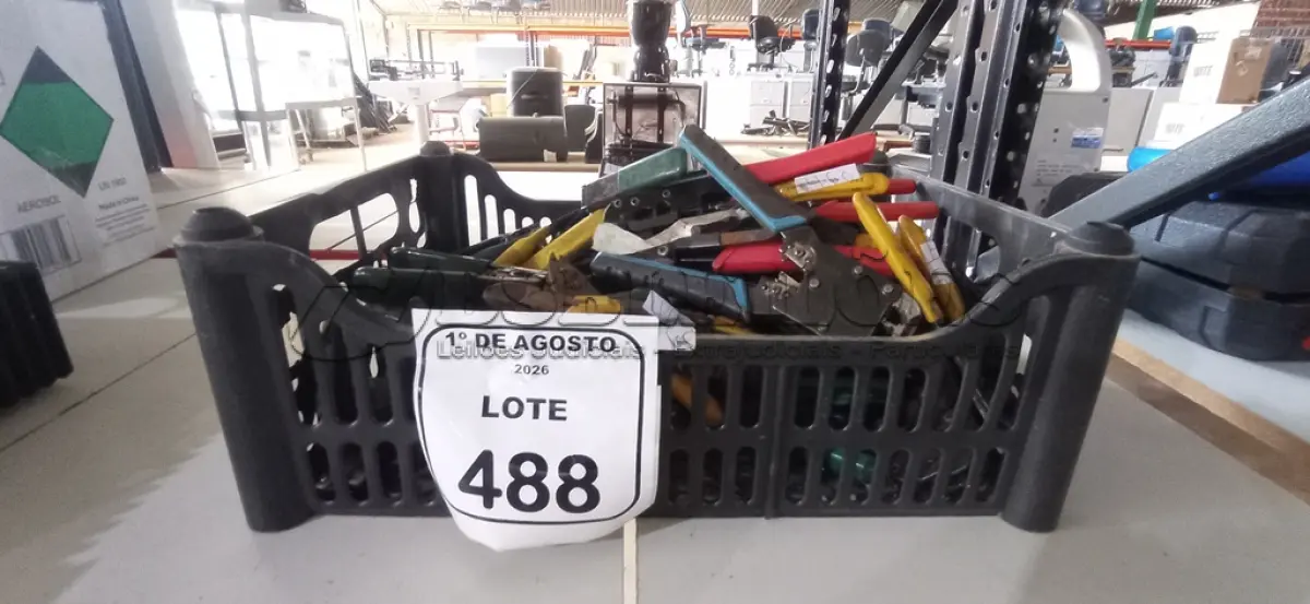 LOTE 488 - 01 CAIXA COM VÁRIOS ALICATES DE MARCAS E MODELOS DIVERSOS. (NO ESTADO) ATENÇÃO! FAZER A VISITAÇÃO ANTES DE ARREMATAR, NÃO SABEMOS SE FUNCIONA, LEILÃO NÃO TEM GARANTIA E NEM DEVOLUÇÃO, SUJEITO A POSSÍVEIS AVARIAS VISÍVEIS/OCULTAS E/OU AUSÊNCIA DE COMPONENTES.