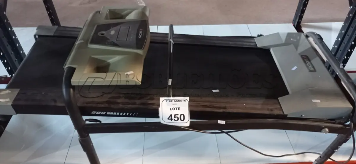 LOTE 450 - 01 ESTEIRA ERGOMÉTRICA MARCA KIKOS. (NO ESTADO) ATENÇÃO! FAZER A VISITAÇÃO ANTES DE ARREMATAR, NÃO SABEMOS SE FUNCIONA, LEILÃO NÃO TEM GARANTIA E NEM DEVOLUÇÃO, SUJEITO A POSSÍVEIS AVARIAS VISÍVEIS/OCULTAS E/OU AUSÊNCIA DE COMPONENTES.