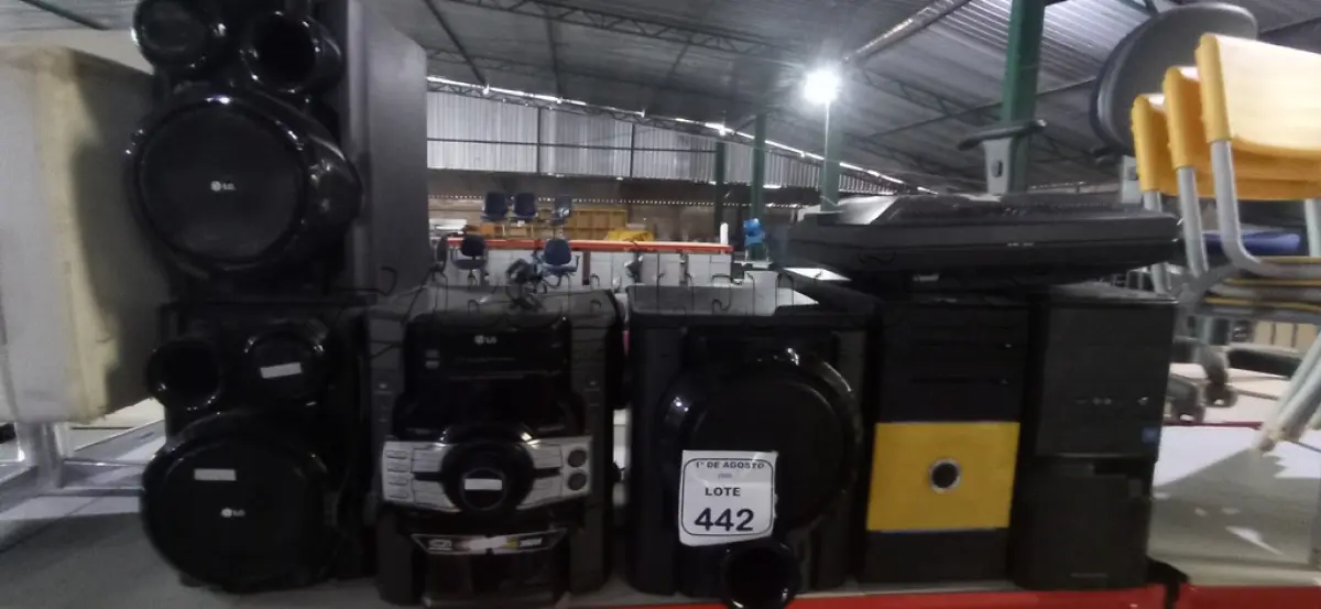LOTE 442 - 01 APARELHO DE SOM COM 03 CAIXAS MARCA LG, 02 CPUS E 02 MONITORES DE MARCAS E MODELOS DIVERSOS. (NO ESTADO) ATENÇÃO! FAZER A VISITAÇÃO ANTES DE ARREMATAR, NÃO SABEMOS SE FUNCIONA, LEILÃO NÃO TEM GARANTIA E NEM DEVOLUÇÃO, SUJEITO A POSSÍVEIS AVARIAS VISÍVEIS/OCULTAS E/OU AUSÊNCIA DE COMPONENTES.