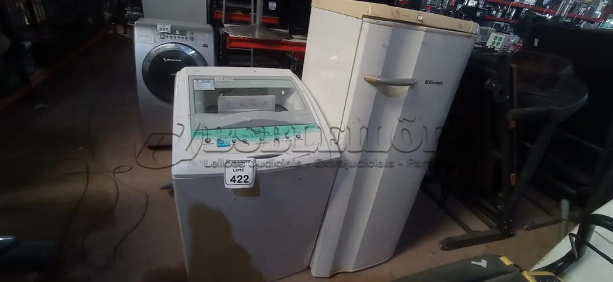 LOTE 422 - 01 GELADEIRA MODELO RE 26 220V MARCA CONSUL E 01 MÁQUINA DE LAVAR 7KG 220V MARCA BRASTEMP. (NO ESTADO) ATENÇÃO! FAZER A VISITAÇÃO ANTES DE ARREMATAR, NÃO SABEMOS SE FUNCIONA, LEILÃO NÃO TEM GARANTIA E NEM DEVOLUÇÃO, SUJEITO A POSSÍVEIS AVARIAS VISÍVEIS/OCULTAS E/OU AUSÊNCIA DE COMPONENTES.