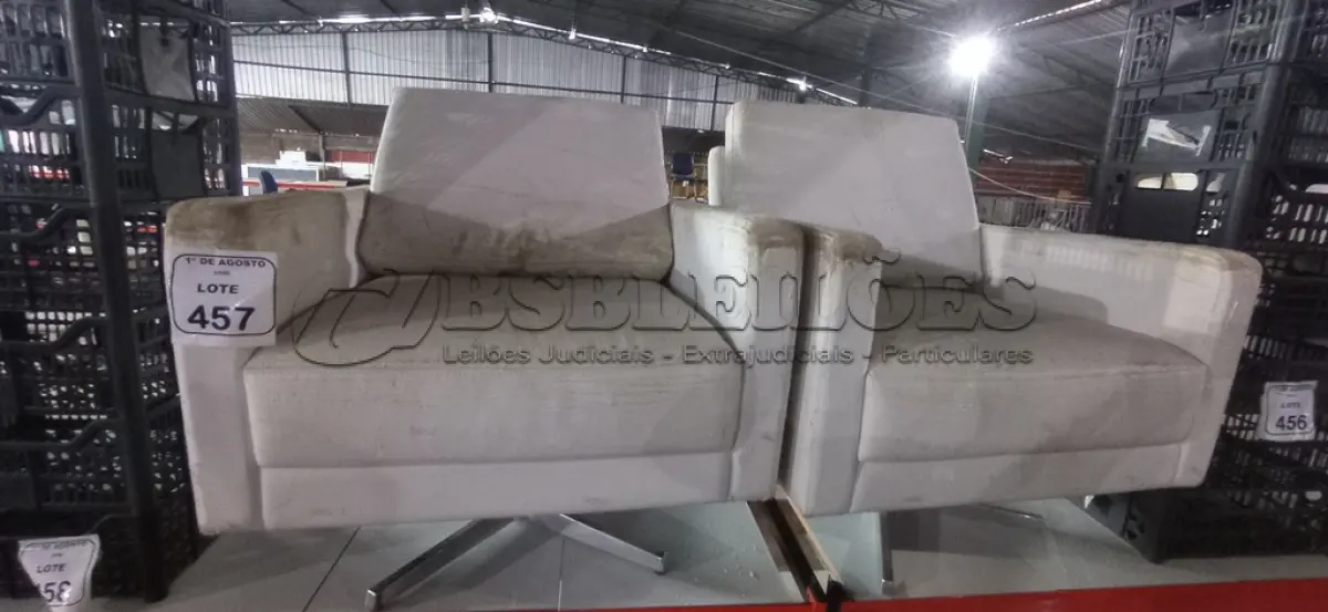 LOTE 457 - 02 POLTRONAS COM BASES GIRATÓRIAS NA COR BRANCA. (NO ESTADO) ATENÇÃO! FAZER A VISITAÇÃO ANTES DE ARREMATAR, NÃO SABEMOS SE FUNCIONA, LEILÃO NÃO TEM GARANTIA E NEM DEVOLUÇÃO, SUJEITO A POSSÍVEIS AVARIAS VISÍVEIS/OCULTAS E/OU AUSÊNCIA DE COMPONENTES.