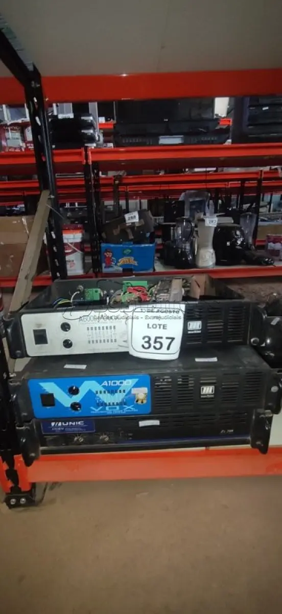 LOTE 357 - 02 RECEPTORES DE MICROFONE E 04 AMPLIFICADORES DE MARCAS E MODELOS DIVERSOS. (NO ESTADO) ATENÇÃO! FAZER A VISITAÇÃO ANTES DE ARREMATAR, NÃO SABEMOS SE FUNCIONA, LEILÃO NÃO TEM GARANTIA E NEM DEVOLUÇÃO, SUJEITO A POSSÍVEIS AVARIAS VISÍVEIS/OCULTAS E/OU AUSÊNCIA DE COMPONENTES.