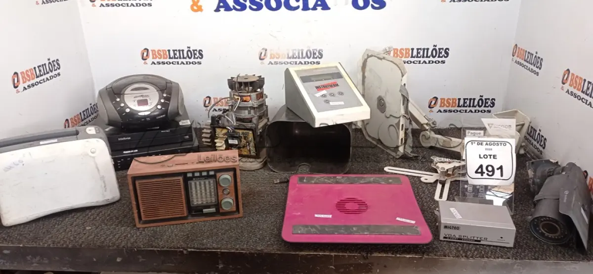 LOTE 491 - 02 DVR, 02 RÁDIOS PORTÁTEIS, 01 MOTOR DE PORTÃO ELÉTRICO, 0 1VGA SPLITER E SUPORTES E ELETRÔNICOS DIVERSOS. (NO ESTADO) ATENÇÃO! FAZER A VISITAÇÃO ANTES DE ARREMATAR, NÃO SABEMOS SE FUNCIONA, LEILÃO NÃO TEM GARANTIA E NEM DEVOLUÇÃO, SUJEITO A POSSÍVEIS AVARIAS VISÍVEIS/OCULTAS E/OU AUSÊNCIA DE COMPONENTES.