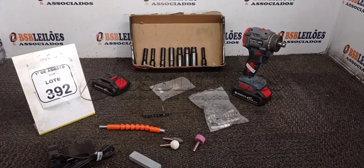 LOTE 392 - 01 PARAFUSADEIRA A BATERIA COM ACESSÓRIOS. (NO ESTADO) ATENÇÃO! FAZER A VISITAÇÃO ANTES DE ARREMATAR, NÃO SABEMOS SE FUNCIONA, LEILÃO NÃO TEM GARANTIA E NEM DEVOLUÇÃO, SUJEITO A POSSÍVEIS AVARIAS VISÍVEIS/OCULTAS E/OU AUSÊNCIA DE COMPONENTES.