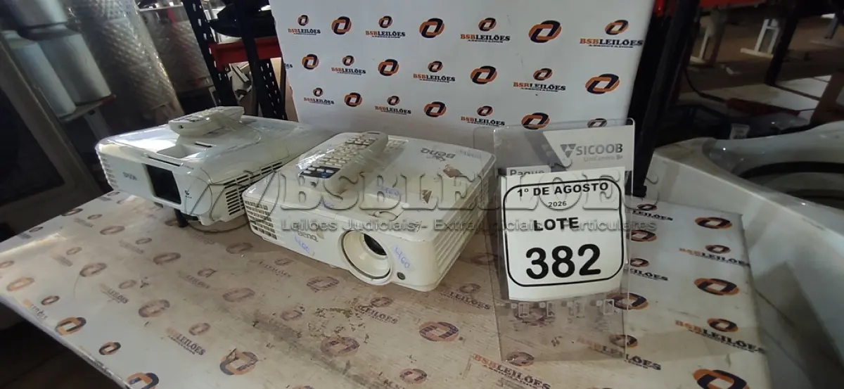 LOTE 382 - 02 PROJETORES MARCAS BENQ E EPSON. (NO ESTADO) ATENÇÃO! FAZER A VISITAÇÃO ANTES DE ARREMATAR, NÃO SABEMOS SE FUNCIONA, LEILÃO NÃO TEM GARANTIA E NEM DEVOLUÇÃO, SUJEITO A POSSÍVEIS AVARIAS VISÍVEIS/OCULTAS E/OU AUSÊNCIA DE COMPONENTES.
