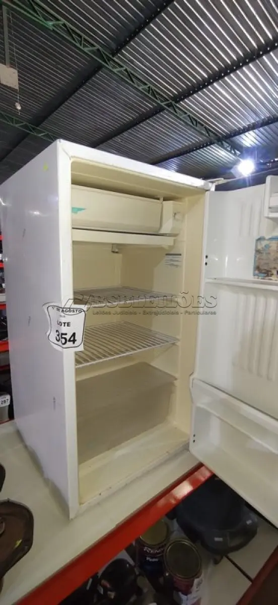 LOTE 354 - 01 FRIGOBAR MODELO COMPACTO 220V MARCA CONSUL. (NO ESTADO) ATENÇÃO! FAZER A VISITAÇÃO ANTES DE ARREMATAR, NÃO SABEMOS SE FUNCIONA, LEILÃO NÃO TEM GARANTIA E NEM DEVOLUÇÃO, SUJEITO A POSSÍVEIS AVARIAS VISÍVEIS/OCULTAS E/OU AUSÊNCIA DE COMPONENTES.