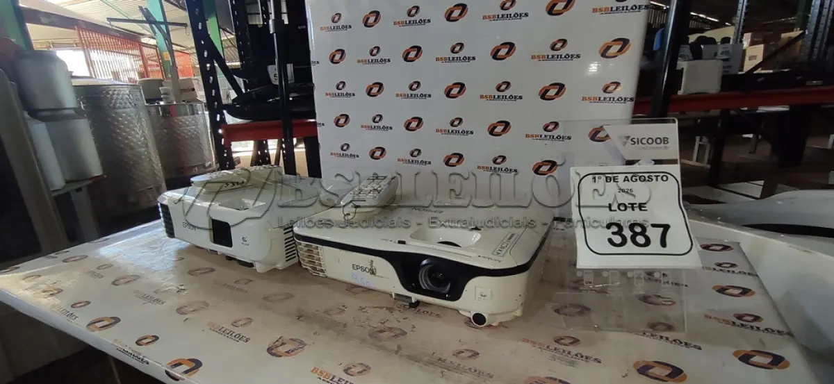 LOTE 387 - 02 PROJETORES MARCA EPSON. (NO ESTADO) ATENÇÃO! FAZER A VISITAÇÃO ANTES DE ARREMATAR, NÃO SABEMOS SE FUNCIONA, LEILÃO NÃO TEM GARANTIA E NEM DEVOLUÇÃO, SUJEITO A POSSÍVEIS AVARIAS VISÍVEIS/OCULTAS E/OU AUSÊNCIA DE COMPONENTES.