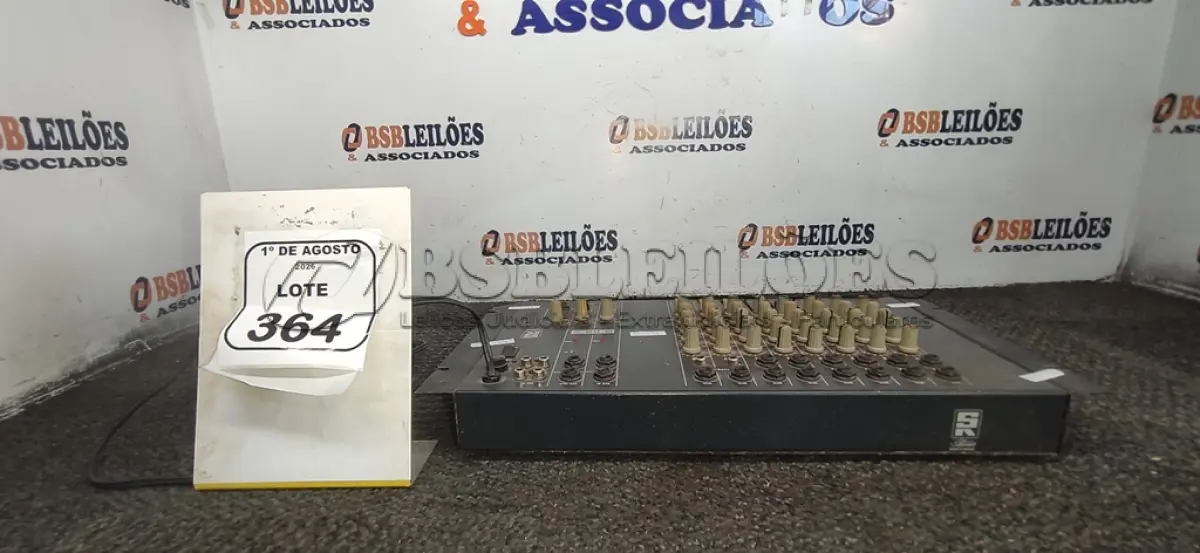 LOTE 364 - 01 MESA DE SOM MODELO S 08-2 MARCA STANER. (NO ESTADO) ATENÇÃO! FAZER A VISITAÇÃO ANTES DE ARREMATAR, NÃO SABEMOS SE FUNCIONA, LEILÃO NÃO TEM GARANTIA E NEM DEVOLUÇÃO, SUJEITO A POSSÍVEIS AVARIAS VISÍVEIS/OCULTAS E/OU AUSÊNCIA DE COMPONENTES.