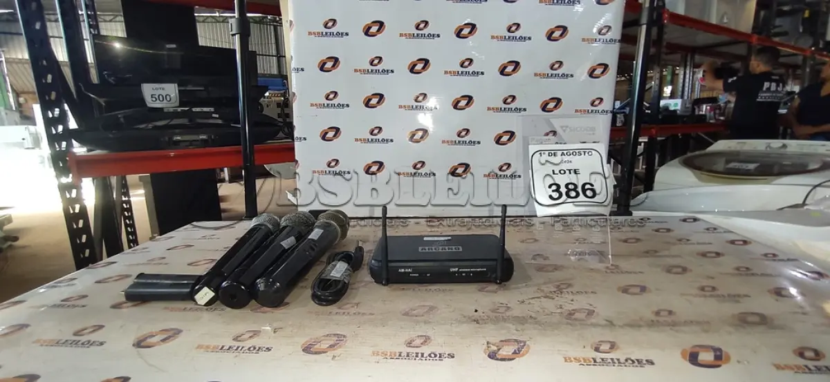 LOTE 386 - 03 MICROFONES E 01 RECEPTOR. (NO ESTADO) ATENÇÃO! FAZER A VISITAÇÃO ANTES DE ARREMATAR, NÃO SABEMOS SE FUNCIONA, LEILÃO NÃO TEM GARANTIA E NEM DEVOLUÇÃO, SUJEITO A POSSÍVEIS AVARIAS VISÍVEIS/OCULTAS E/OU AUSÊNCIA DE COMPONENTES.