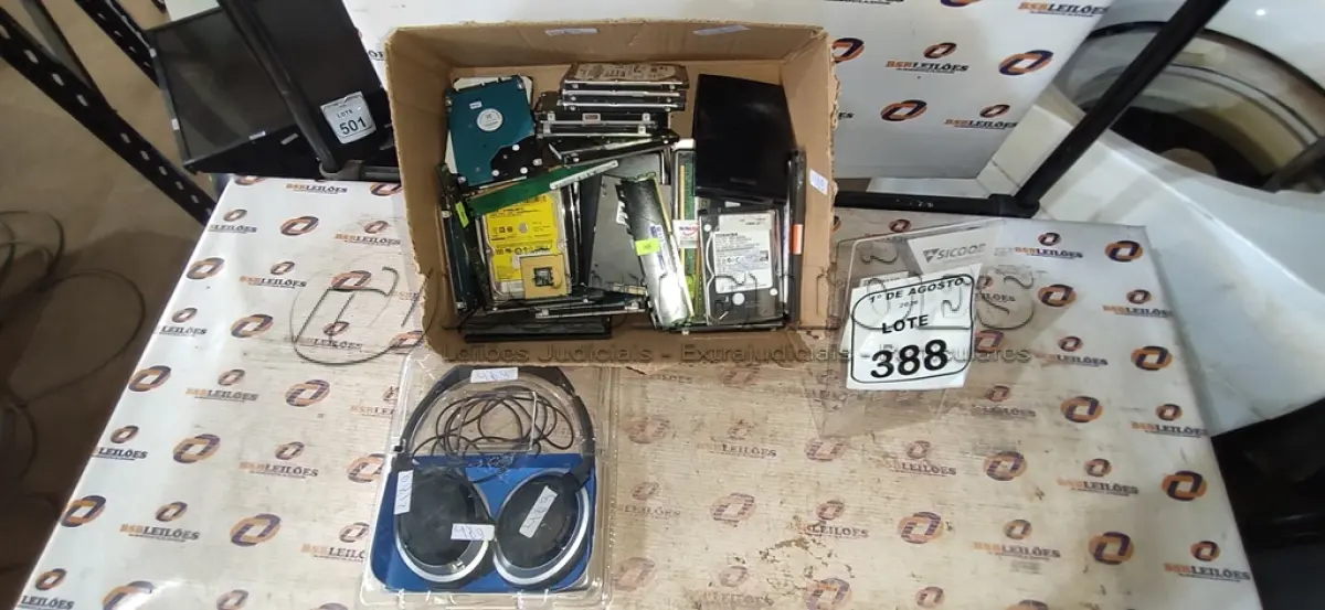LOTE 388 - 01 HEADPHONE E VÁRIOS HDS E MEMÓRIAS DE MARCAS E MODELOS DIVERSOS. (NO ESTADO) ATENÇÃO! FAZER A VISITAÇÃO ANTES DE ARREMATAR, NÃO SABEMOS SE FUNCIONA, LEILÃO NÃO TEM GARANTIA E NEM DEVOLUÇÃO, SUJEITO A POSSÍVEIS AVARIAS VISÍVEIS/OCULTAS E/OU AUSÊNCIA DE COMPONENTES.