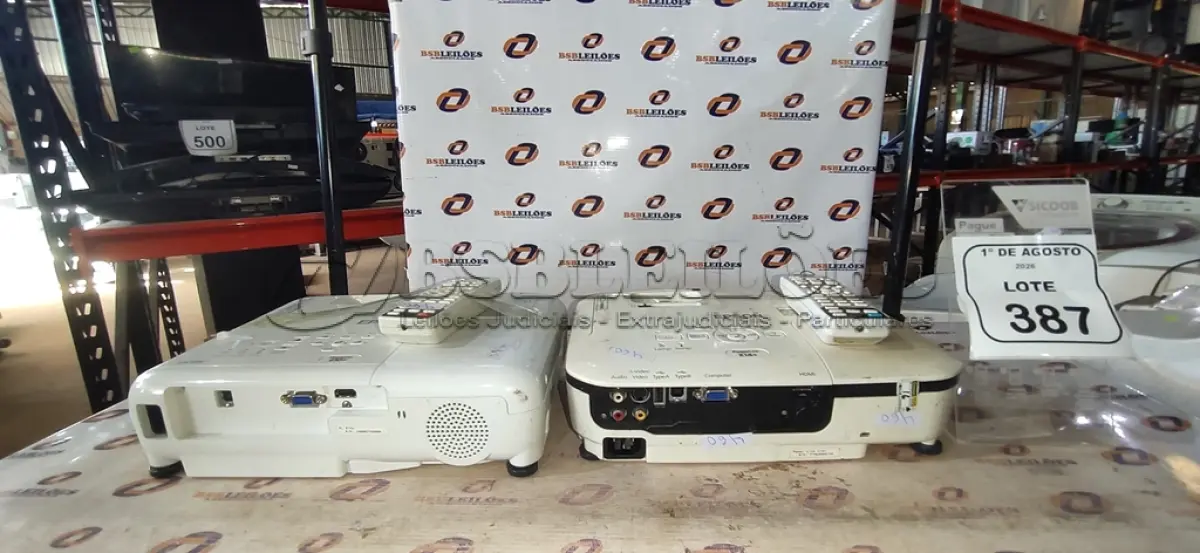 LOTE 387 - 02 PROJETORES MARCA EPSON. (NO ESTADO) ATENÇÃO! FAZER A VISITAÇÃO ANTES DE ARREMATAR, NÃO SABEMOS SE FUNCIONA, LEILÃO NÃO TEM GARANTIA E NEM DEVOLUÇÃO, SUJEITO A POSSÍVEIS AVARIAS VISÍVEIS/OCULTAS E/OU AUSÊNCIA DE COMPONENTES.