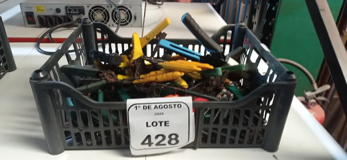 LOTE 428 - 01 CAIXA COM VÁRIOS ALICATES DE MARCAS E MODELOS DIVERSOS. (NO ESTADO) ATENÇÃO! FAZER A VISITAÇÃO ANTES DE ARREMATAR, NÃO SABEMOS SE FUNCIONA, LEILÃO NÃO TEM GARANTIA E NEM DEVOLUÇÃO, SUJEITO A POSSÍVEIS AVARIAS VISÍVEIS/OCULTAS E/OU AUSÊNCIA DE COMPONENTES.