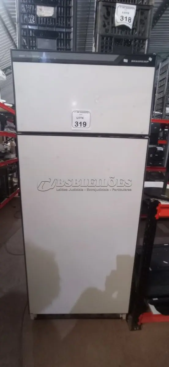 LOTE 319 - 01 GELADEIRA DUPLEX 220V MARCA BRASTEMP. (NO ESTADO) ATENÇÃO! FAZER A VISITAÇÃO ANTES DE ARREMATAR, NÃO SABEMOS SE FUNCIONA, LEILÃO NÃO TEM GARANTIA E NEM DEVOLUÇÃO, SUJEITO A POSSÍVEIS AVARIAS VISÍVEIS/OCULTAS E/OU AUSÊNCIA DE COMPONENTES.