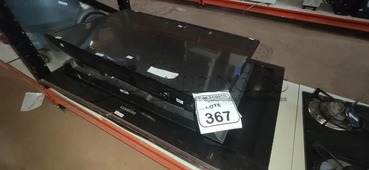 LOTE 367 - 03 TVS DE TAMANHOS E MARCAS DIVERSOS. (NO ESTADO) ATENÇÃO! FAZER A VISITAÇÃO ANTES DE ARREMATAR, NÃO SABEMOS SE FUNCIONA, LEILÃO NÃO TEM GARANTIA E NEM DEVOLUÇÃO, SUJEITO A POSSÍVEIS AVARIAS VISÍVEIS/OCULTAS E/OU AUSÊNCIA DE COMPONENTES.