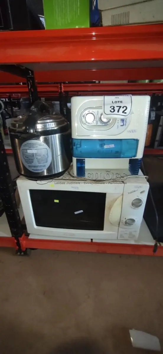 LOTE 372 - 01 PANELA ELÉTRICA, 01 PURIFICADOR DE ÁGUA E 01 FORNO ELÉTRICA. (NO ESTADO) ATENÇÃO! FAZER A VISITAÇÃO ANTES DE ARREMATAR, NÃO SABEMOS SE FUNCIONA, LEILÃO NÃO TEM GARANTIA E NEM DEVOLUÇÃO, SUJEITO A POSSÍVEIS AVARIAS VISÍVEIS/OCULTAS E/OU AUSÊNCIA DE COMPONENTES.