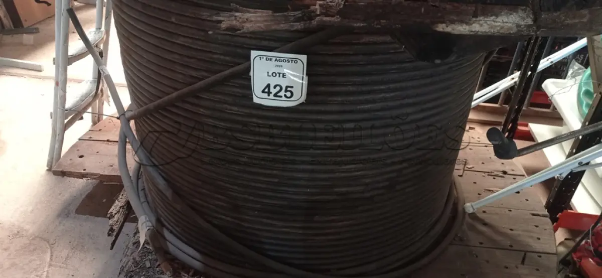 LOTE 425 - 01 CARRETEL COM APROXIMADAMENTE 617M DE FIO 0,35MM PRETO DE ALUMÍNIO15KV BLINDADO PRETO. (NO ESTADO) ATENÇÃO! FAZER A VISITAÇÃO ANTES DE ARREMATAR, NÃO SABEMOS SE FUNCIONA, LEILÃO NÃO TEM GARANTIA E NEM DEVOLUÇÃO, SUJEITO A POSSÍVEIS AVARIAS VISÍVEIS/OCULTAS E/OU AUSÊNCIA DE COMPONENTES.