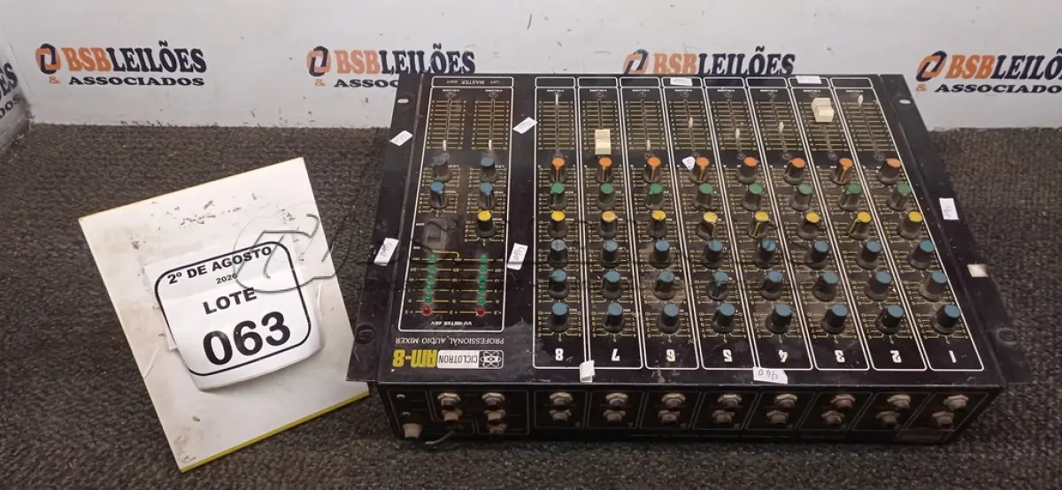 LOTE 063 - 01 MIXER DE ÁUDIO MODELO AM-8 MARCA CICLOTRON. (NO ESTADO) ATENÇÃO! FAZER A VISITAÇÃO ANTES DE ARREMATAR, NÃO SABEMOS SE FUNCIONA, LEILÃO NÃO TEM GARANTIA E NEM DEVOLUÇÃO, SUJEITO A POSSÍVEIS AVARIAS VISÍVEIS/OCULTAS E/OU AUSÊNCIA DE COMPONENTES.