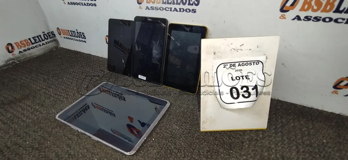 LOTE 031 - 04 TABLETS DE MARCAS E MODELOS DIVERSOS SEM FONTE. (NO ESTADO) ATENÇÃO! FAZER A VISITAÇÃO ANTES DE ARREMATAR, NÃO SABEMOS SE FUNCIONA, LEILÃO NÃO TEM GARANTIA E NEM DEVOLUÇÃO, SUJEITO A POSSÍVEIS AVARIAS VISÍVEIS/OCULTAS E/OU AUSÊNCIA DE COMPONENTES.