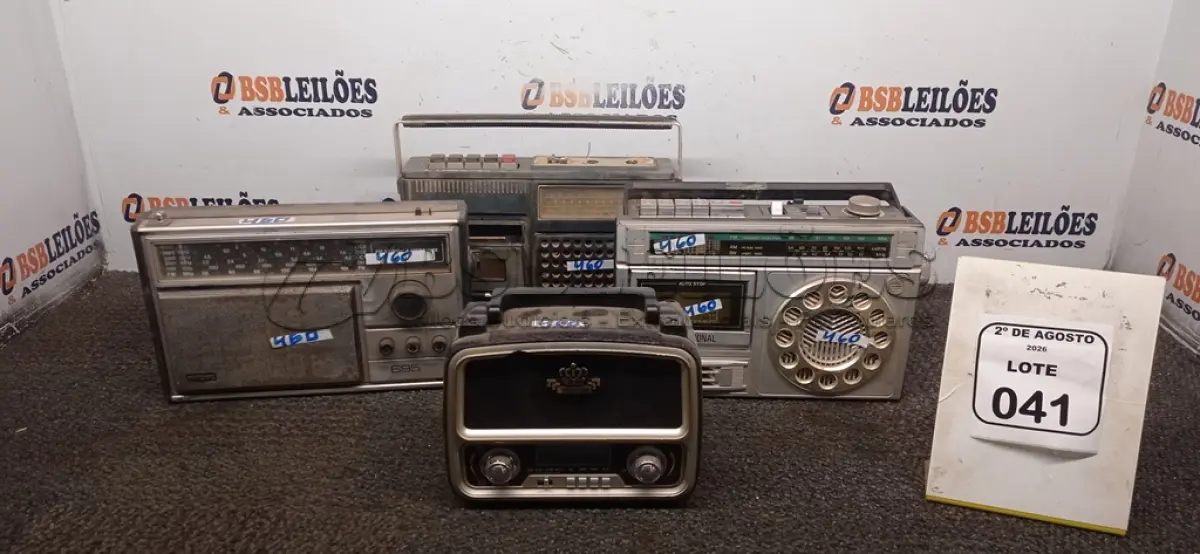 LOTE 041 - 04 RÁDIOS DE MODELOS ANTIGOS DE MARCAS E MODELOS DIVERSOS. (NO ESTADO) ATENÇÃO! FAZER A VISITAÇÃO ANTES DE ARREMATAR, NÃO SABEMOS SE FUNCIONA, LEILÃO NÃO TEM GARANTIA E NEM DEVOLUÇÃO, SUJEITO A POSSÍVEIS AVARIAS VISÍVEIS/OCULTAS E/OU AUSÊNCIA DE COMPONENTES.